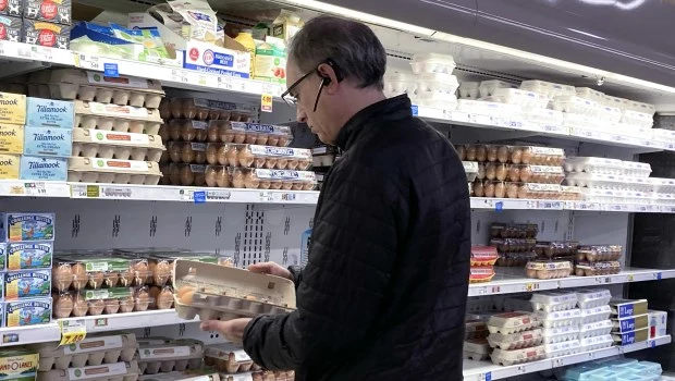La inflación en Estados Unidos se moderó el mes pasado, pero la guerra comercial amenaza con aumentar los precios