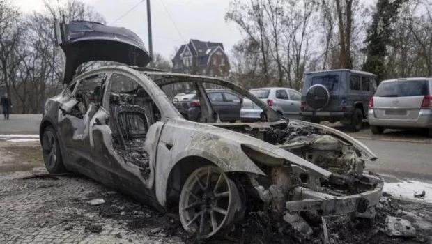 Incendian en Alemania autos Tesla en protesta contra Elon Musk