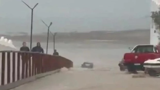 Fuerte tormenta en Las Grutas: el agua arrastró un vehículo al mar