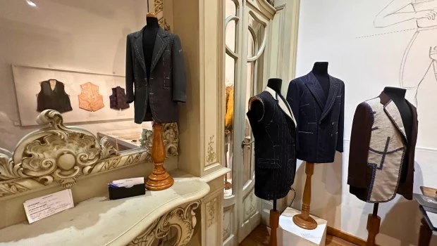 El Museo de la Historia del Traje expone una muestra sobre la sastrería, un arte ancestral con raíces en el siglo XV, que ha evolucionado hasta alcanzar su forma actual.