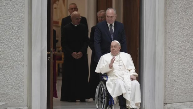 El papa Francisco mejora y durmió sin máscara de oxígeno