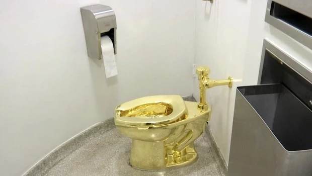 El inodoro de 18 quilates, titulado "América", de Maurizio Cattelan.
