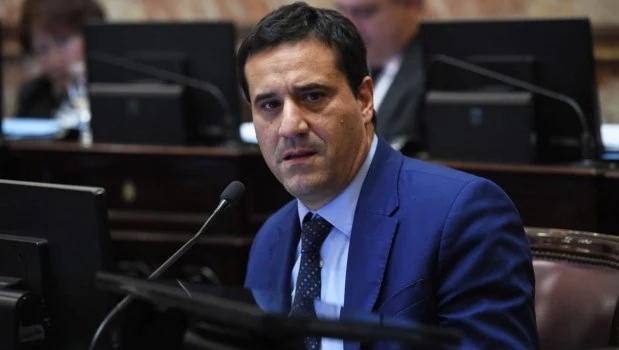 El senador Maximiliano Abad.