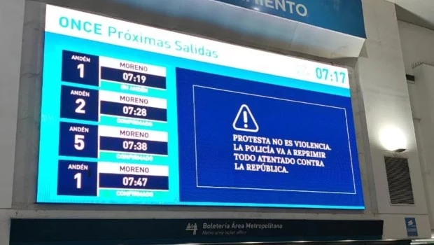 El Gobierno usó las estaciones de tren para advertir sobre la marcha de jubilados