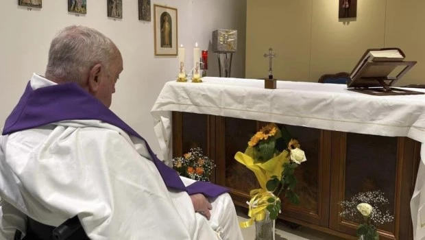 El Papa escribe una carta desde el hospital mientras se organiza su reunión con el rey Carlos