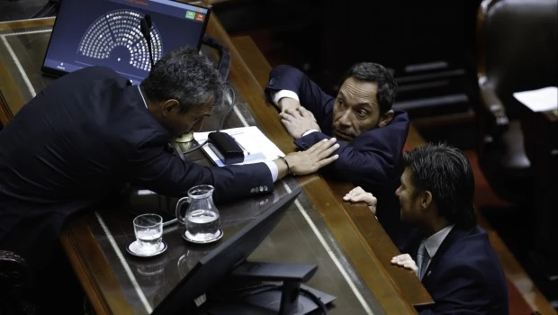 Acuerdo con el FMI: escandaloso comienzo de sesión en Diputados, con dardos a Menem 