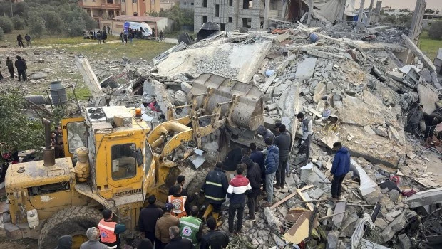 Ataques israelíes en toda Gaza golpean casas y matan al menos a 85 palestinos