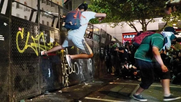 Prohíben el ingreso a la cancha a diez barras tras los disturbios en el Congreso