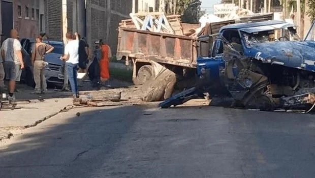 Villa Luzuriaga: atropelló a dos personas y chocó contra un poste de luz