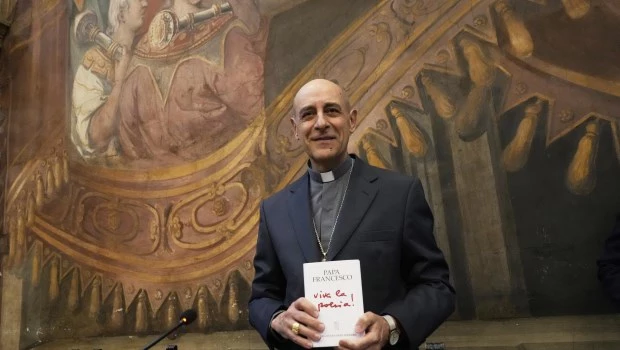 El cardenal Víctor Fernández habló sobre la salud de Francisco.