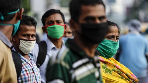 Uno de los delirios impuestos fue la obligación universal de usar barbijos incluso al aire libre.