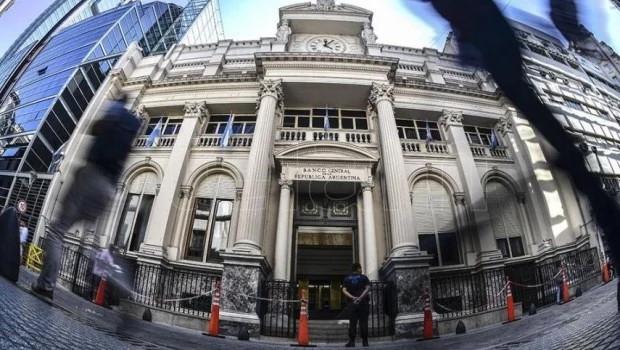 El Banco Central siguió vendiendo reservas y el dólar blue cerró la semana a 1.280 