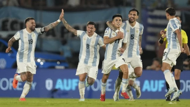 Sin Messi y con un golazo de Almada, la Selección argentina dio una muestra de carácter, le ganó a Uruguay y quedó a un paso del Mundial