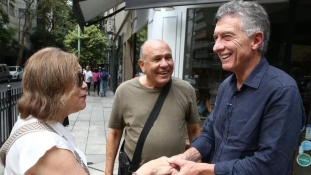 Tras cuestionar a Milei por la pelea LLA-PRO, Mauricio Macri salió de timbreo en la Ciudad