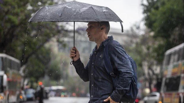 La semana arrancó con lluvias en la Ciudad y alrededores y hay alertas por fuertes vientos en nueve provincias 