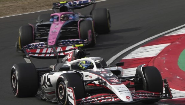 Jack Doohan corre de atrás a Oliver Bearman, de Haas.