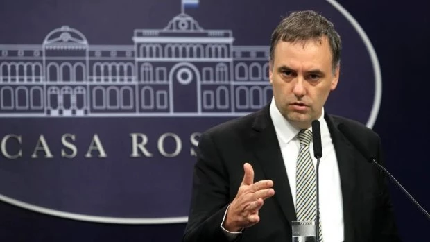 Adorni le respondió a Cristina Kirchner: "¡Che, 'hermana'! ¡Hay que chequear la información!"