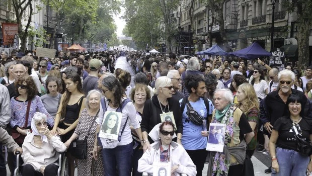 Miles de personas marchan a Plaza de Mayo por el 24 de marzo