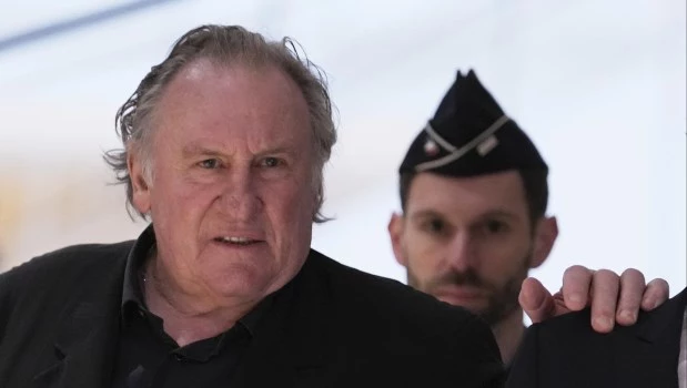Depardieu apareció en los tribunales de París con semblante tranquilo y se sentó a solas en la sala de audiencias.