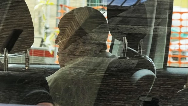 El momento en que el Papa llegaba en coche el domingo a la residencia Santa Marta tras ser dado de alta del hospital.