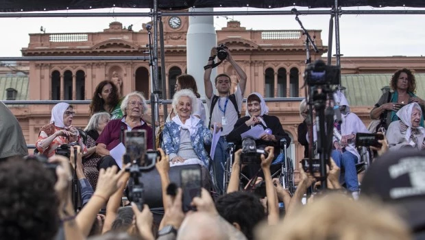 Masiva marcha en Plaza de Mayo por el Día de Memoria: Carlotto pidió la "restitución de la identidad de los nietos"