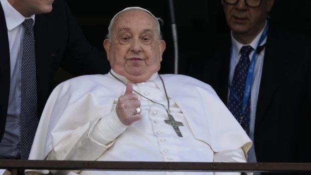 El papa Francisco continúa con la terapia farmacológica y la fisioterapia