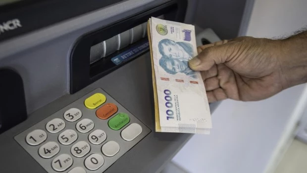 Desde mayo extraer dinero de un cajero puede costar hasta 5.000 pesos