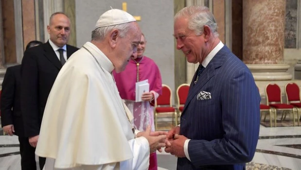 El rey Carlos III y Camila postergan su visita al papa Francisco hasta que se recupere