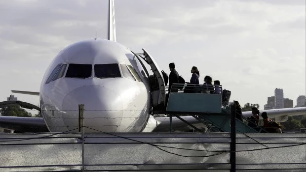 En febrero bajó el ingreso de turistas al país y aumentó la salida de argentinos al exterior