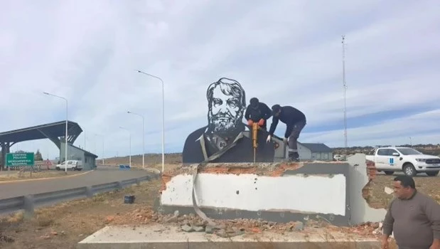 El intendente de Río Gallegos criticó la destrucción del monumento de Osvaldo Bayer