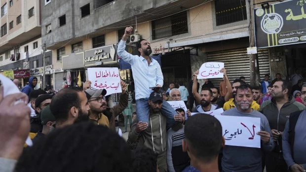 Palestinos protestan contra Hamas en una inusual muestra pública de disidencia en Gaza