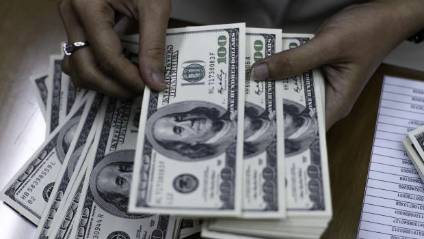 Tensión cambiaria: el dólar blue superó los $1.300