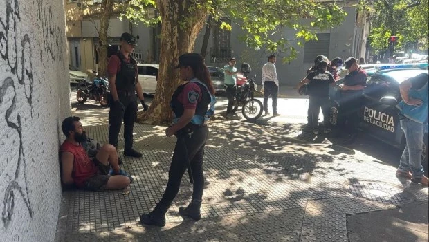 Detienen en Belgrano a un hombre que le entregaba sus fotos íntimas a los niños a la salida de los colegios