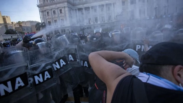 Otra vez hubo incidentes en una marcha de jubilados en el Congreso