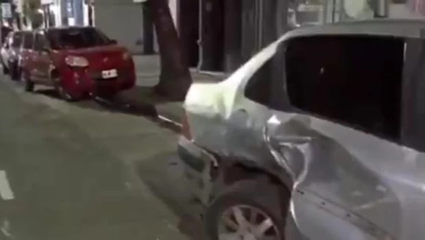 Villa Urquiza: se quedó dormida y chocó contra dos autos 