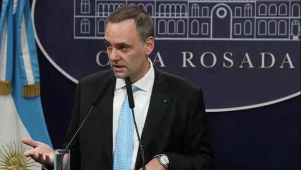 "Los US$20 mil millones del Fondo van a ser de libre disponibilidad", dijo Adorni