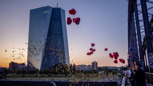 La persistente incertidumbre política podría desmantelar la hegemonía del dólar en el mundo, advierten los especialistas.