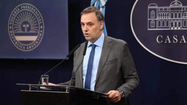 Piden la renuncia de Adorni: "No se puede hacer campaña desde un atril de la Casa Rosada"