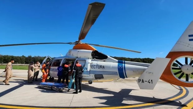 Rescate en alta mar: la Prefectura evacuó al tripulante de un pesquero que sufrió un ACV