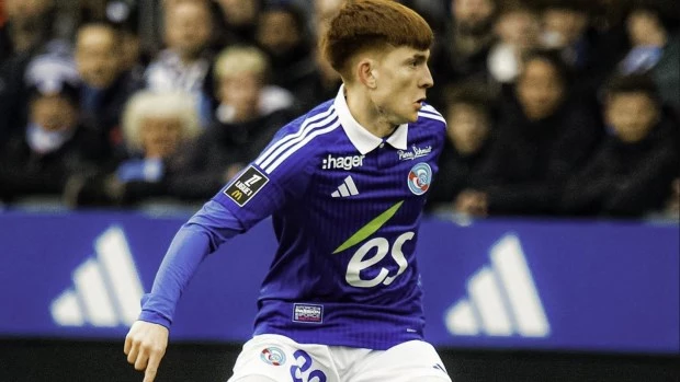 El mediocampista argentino del Racing Club de Estrasburgo de Francia, Valentín Barco, fue figura del equipo en la victoria 4-2 sobre el Olympique de Lyon por la fecha 27 de la Ligue 1 y recibió la grata noticia del nacimiento de su hija Gemma