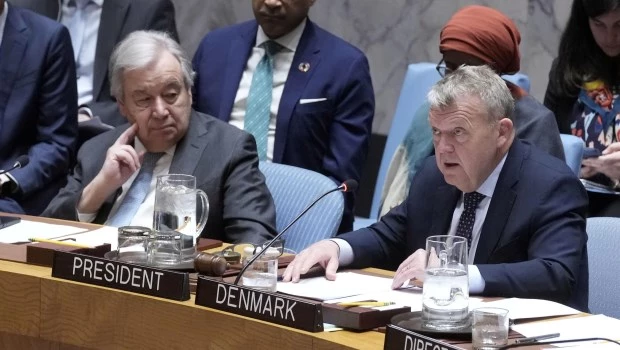 El ministro de Asuntos Exteriores de Dinamarca, Lars Lokke Rasmussen (derecha), se dirige a una reunión del Consejo de Seguridad de las Naciones Unidas ante la mirada del secretario general de la ONU, António Guterres, el lunes 24.