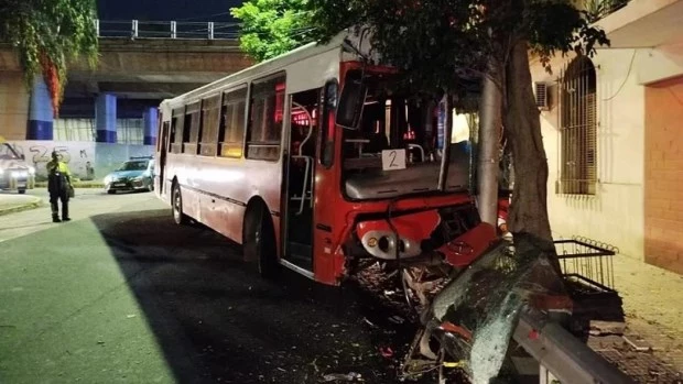 Un colectivo chocó contra un árbol en Parque Chacabuco: hay 35 heridos 