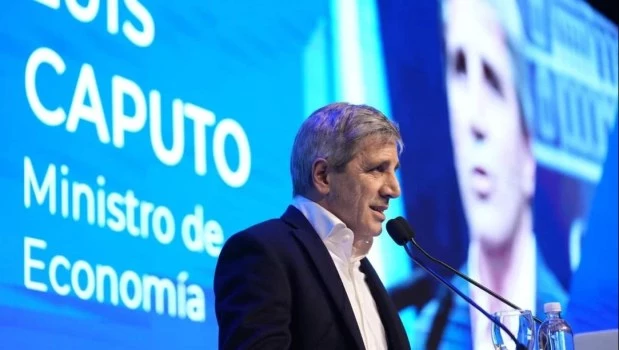 "No hay pesos suficientes para que se produzca una corrida cambiaria", afirmó Caputo