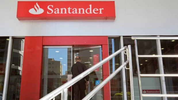 Banco Santander traslada una sucursal por altos impuestos y recibió elogios de Caputo 