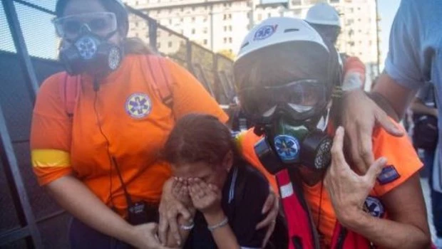 Piden declaración indagatoria a policía acusado de haber tirado gas lacrimógeno a una niña en una marcha de jubilados