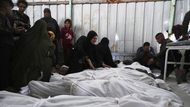 Al menos 19 muertos en un ataque israelí contra una clínica que acogía a desplazados en Gaza