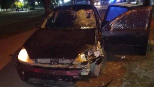 Accidente en La Plata: un motociclista murió, atacaron el departamento policial y un agente resultó herido 