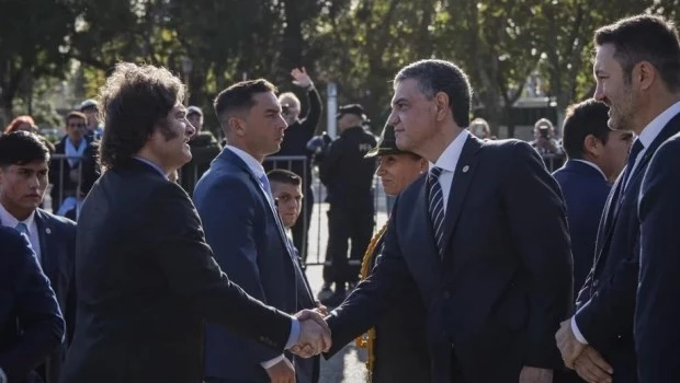 Gélido saludo entre Milei y Jorge Macri durante el homenaje a los héroes de Malvinas