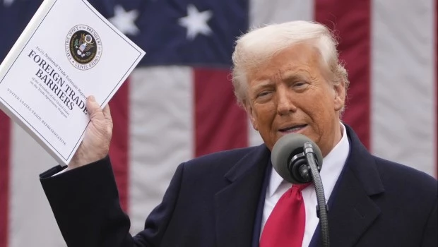 Trump impuso un arancel mínimo del 10% para todos los productos que ingresen a los EE.UU.