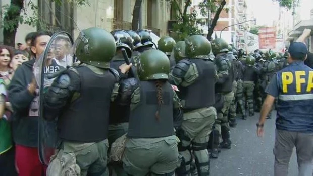 Tensión en la marcha de jubilados al Congreso: un herido